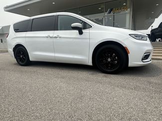 Used 2023 Chrysler Pacifica Touring-L FWD video 1