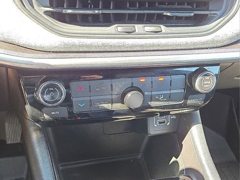 Used 2023 Jeep Compass Latitude image 28