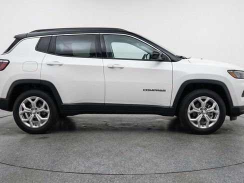 Used 2025 Jeep Compass Latitude image 9