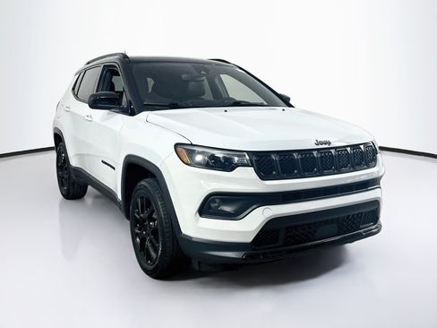 Used 2023 Jeep Compass Latitude w/ Sun and Sound Group AWD/4WD image 3