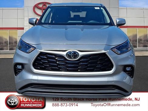 Certified 2025 Toyota Highlander LE FWD image 2