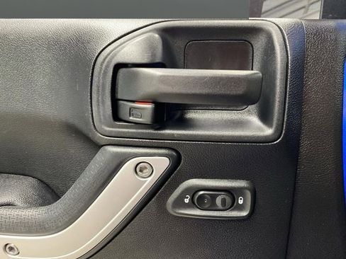 Used 2016 Jeep Wrangler Unlimited Rubicon w/ Connectivity Group image 23