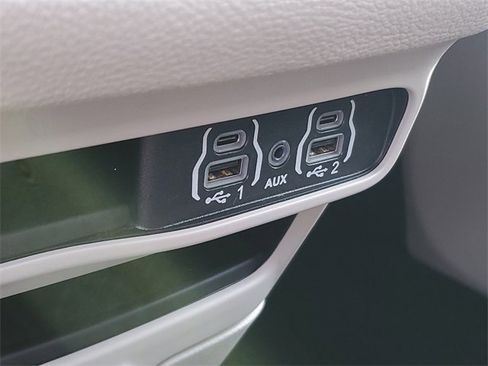 Used 2024 Chrysler Pacifica Select image 23