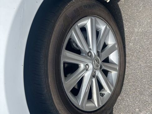 Used 2014 Toyota Camry XLE w/ Leather Package FWD image 5