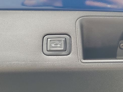 Used 2022 GMC Terrain SLT w/ Tech Package FWD image 17