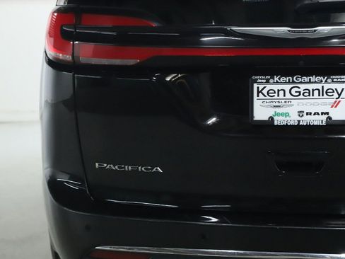 Used 2024 Chrysler Pacifica Touring-L FWD image 41