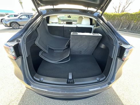 Used 2022 Tesla Model Y Long Range image 33