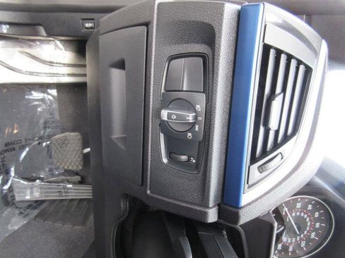 Used 2016 BMW M235i Coupe w/ Technology Package image 11