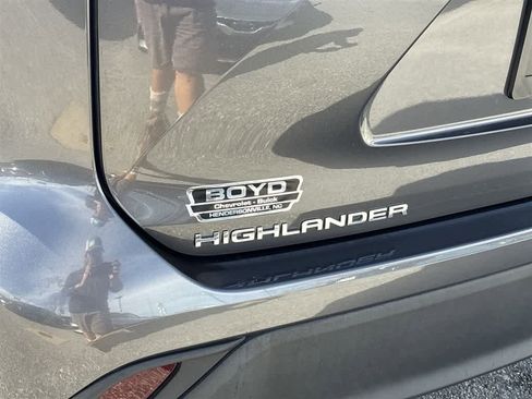 Used 2023 Toyota Highlander LE FWD image 29