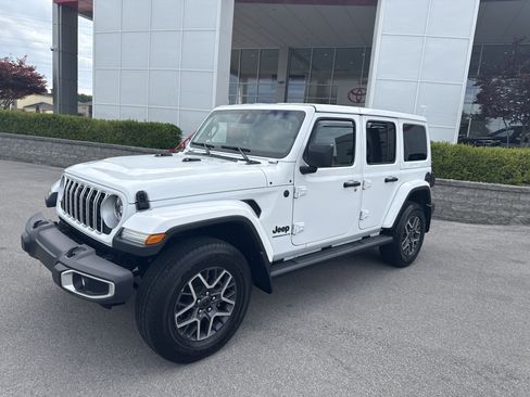 Used 2025 Jeep Wrangler Unlimited Sahara AWD/4WD image 7