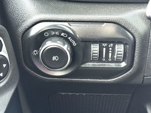 Used 2018 Jeep Wrangler Unlimited Sahara AWD/4WD image 18