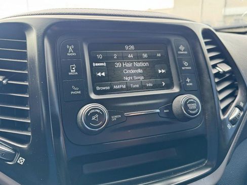 Used 2018 Jeep Cherokee Latitude w/ Altitude Package AWD/4WD image 20