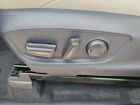 Used 2025 Toyota Tacoma Limited image 16