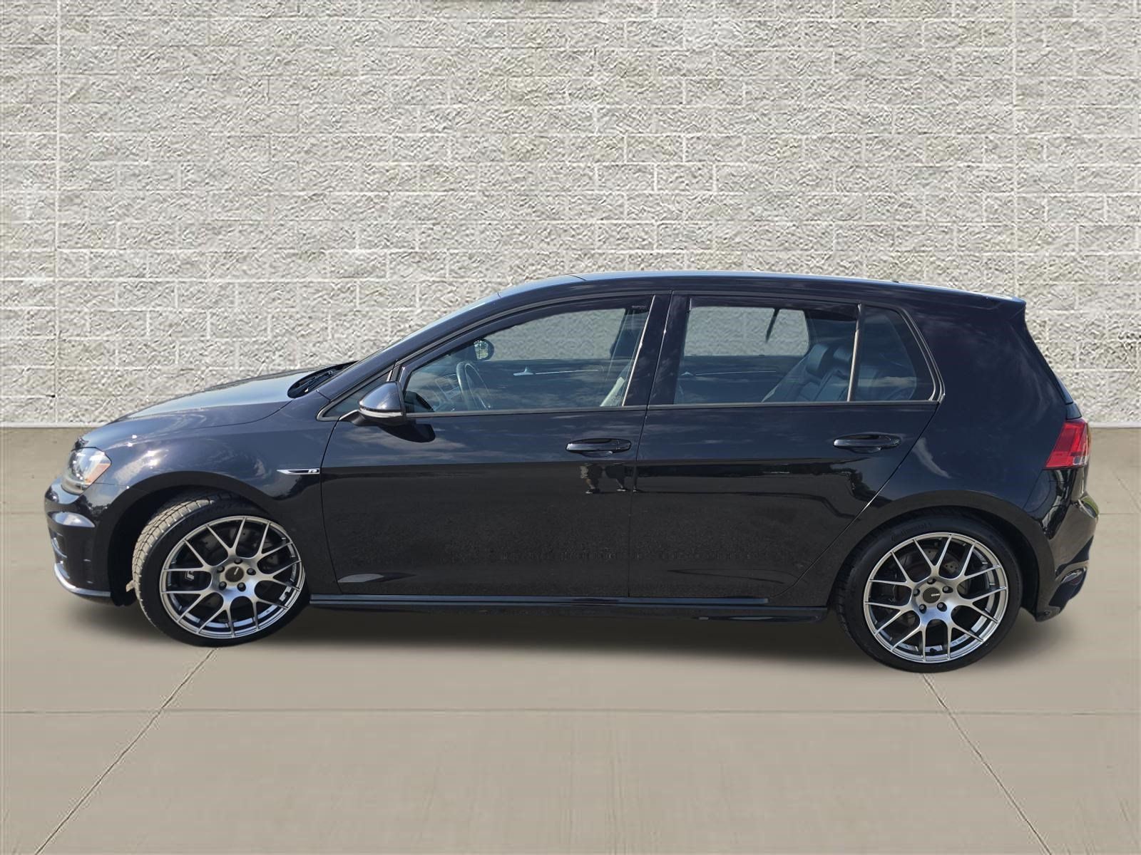 Used 2017 Volkswagen Golf R 4-Door AWD/4WD image 4