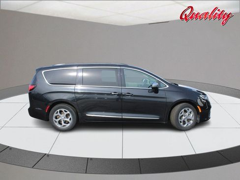 Used 2023 Chrysler Pacifica Limited FWD image 2