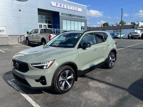 Used 2023 Volvo XC40 B5 Plus w/ Driver Assist Package AWD/4WD image 4