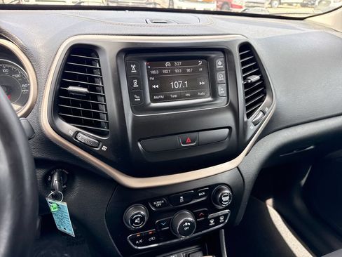 Used 2016 Jeep Cherokee Latitude FWD image 18