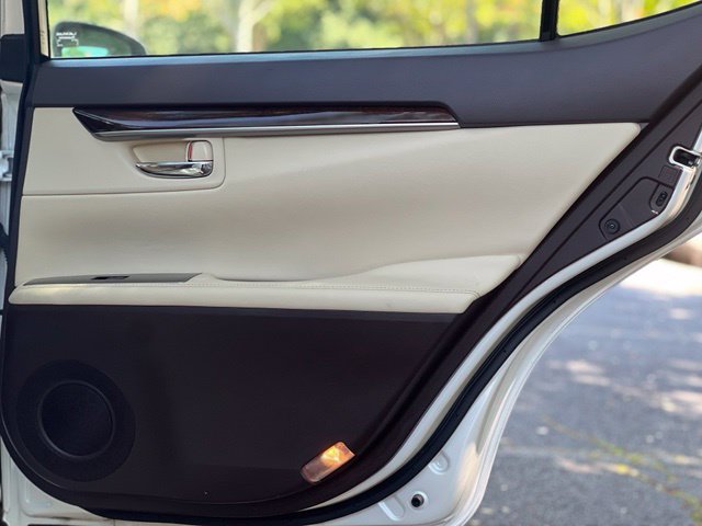 Used 2016 Lexus ES 350 w/ Luxury Package w/Wood Trim FWD image 16