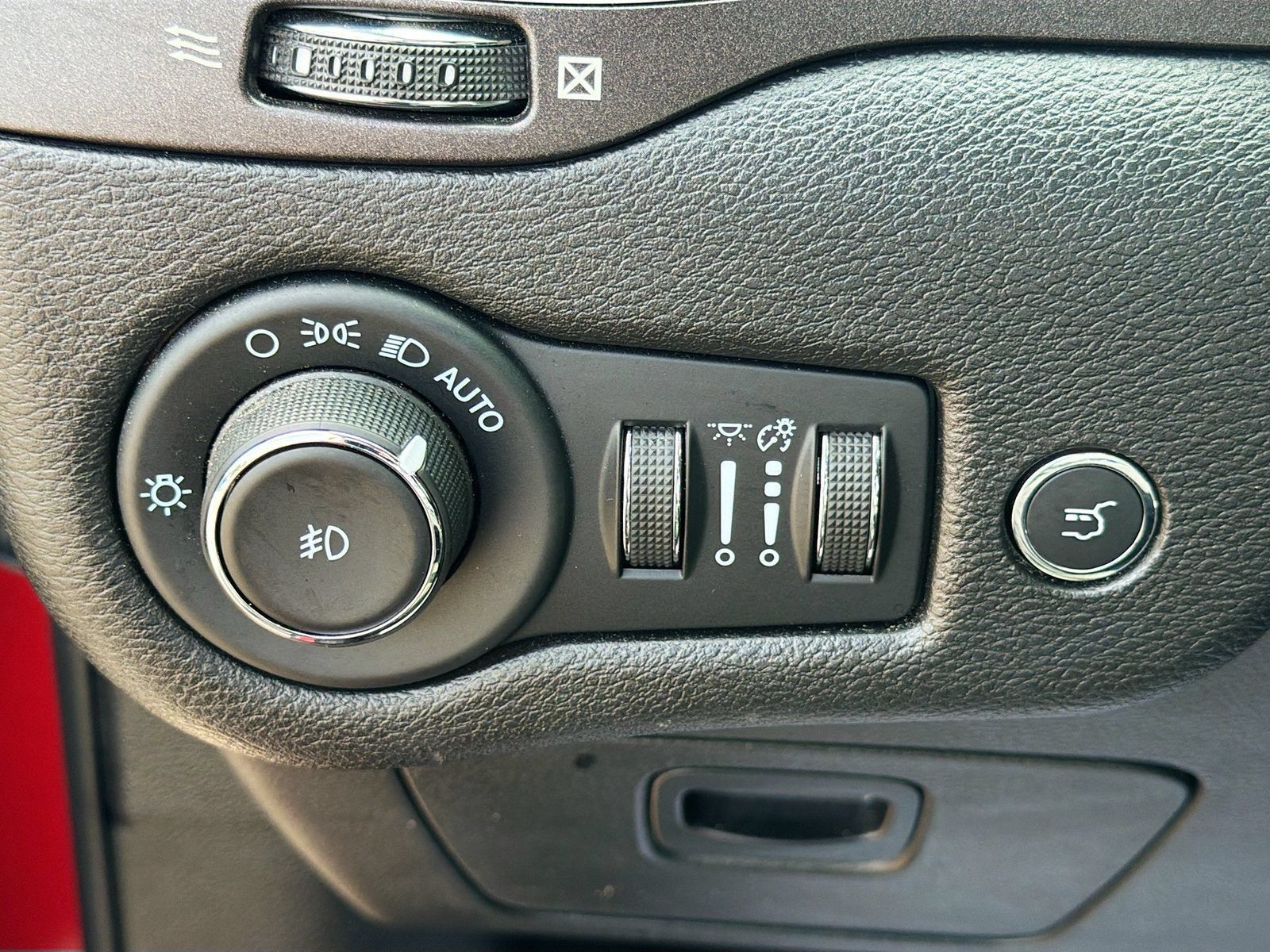 Used 2021 Jeep Cherokee Trailhawk w/ Sun, Sound & Nav Group AWD/4WD image 36