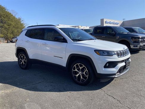 Used 2024 Jeep Compass Latitude image 6