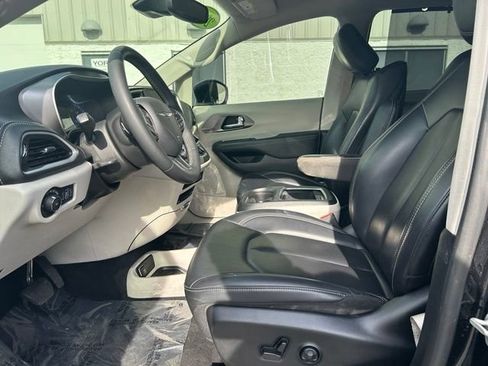 Used 2023 Chrysler Pacifica Touring-L w/ Uconnect Theater Family Group AWD/4WD image 18