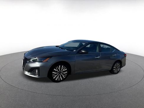 Used 2025 Nissan Altima 2.5 SV image 8