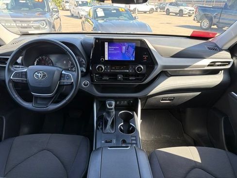 Used 2024 Toyota Highlander LE FWD image 19