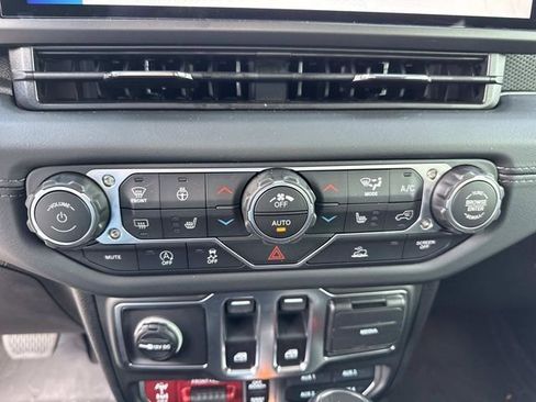 Used 2026 Jeep Wrangler Rubicon AWD/4WD image 19