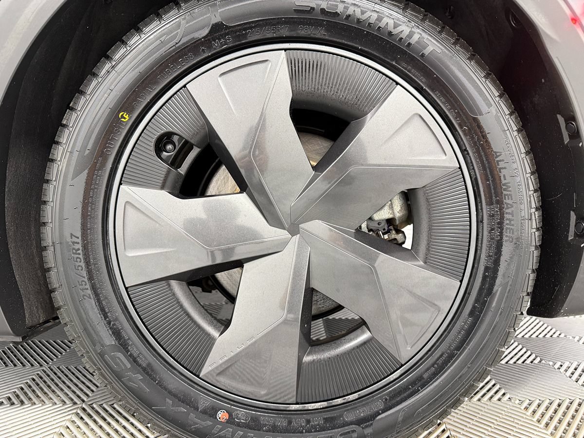 Used 2025 Toyota Prius LE FWD image 28