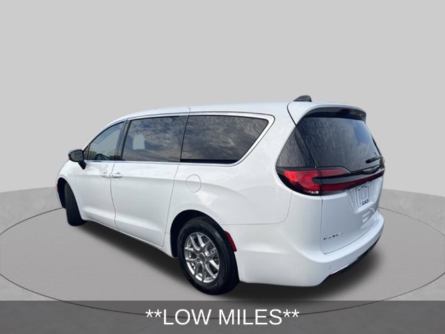 Certified 2024 Chrysler Pacifica Touring-L FWD image 6