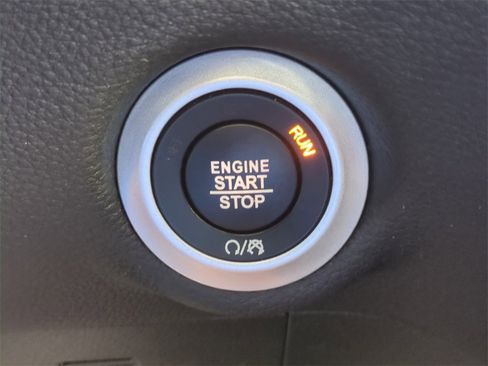 Used 2018 Chrysler Pacifica Limited w/ Tire & Wheel Group image 31