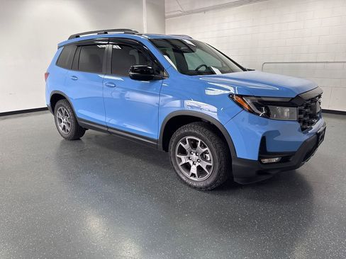 Used 2024 Honda Passport TrailSport image 2