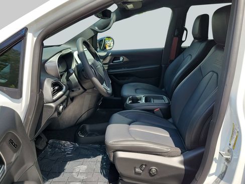 New 2027 Chrysler Pacifica Select FWD image 37