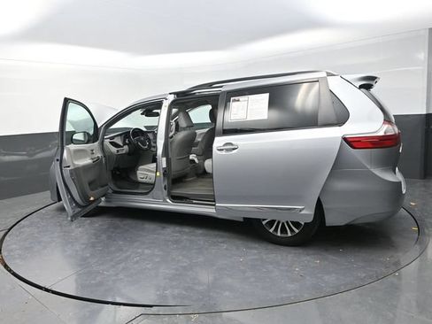 Used 2018 Toyota Sienna XLE FWD image 40