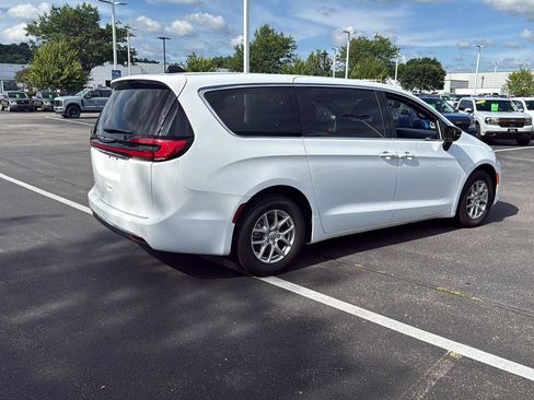 Used 2025 Chrysler Pacifica Select FWD image 6