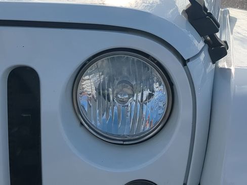 Used 2014 Jeep Wrangler Unlimited Sahara w/ Connectivity Group image 10