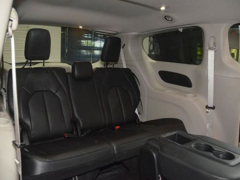 Used 2019 Chrysler Pacifica Touring-L FWD image 26