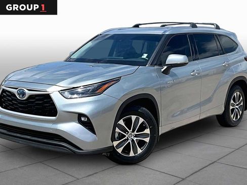 Used 2021 Toyota Highlander XLE FWD image 1