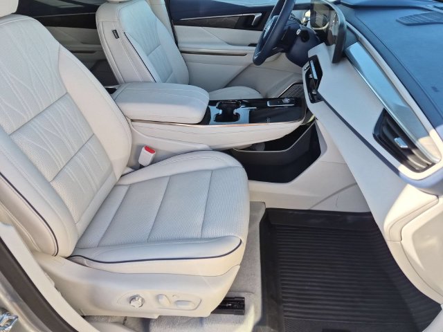Used 2025 Buick Enclave Avenir AWD/4WD image 32