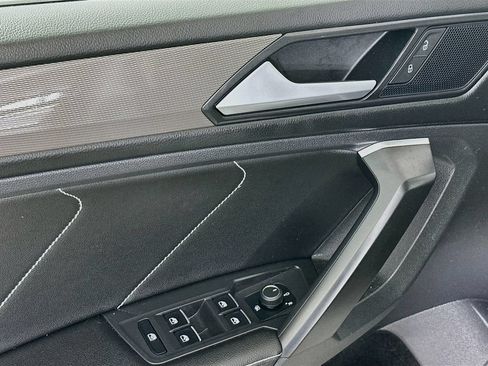 Used 2023 Volkswagen Tiguan SE w/ Panoramic Sunroof Package FWD image 21
