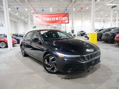 Used 2025 Hyundai Elantra SEL image 2