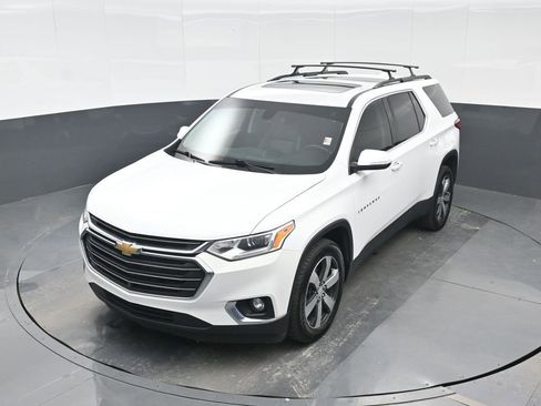 Used 2021 Chevrolet Traverse LT w/ LT Premium Package image 16