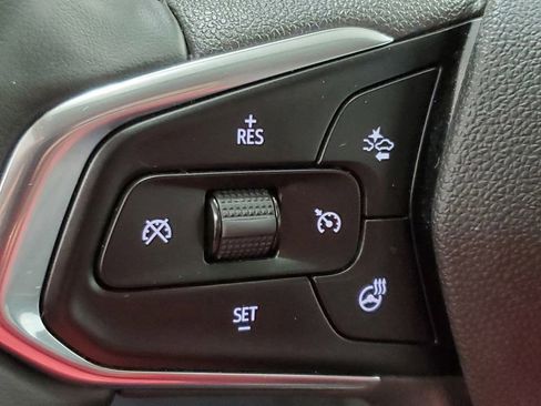Used 2025 Chevrolet Trax LT w/ LT Convenience Package FWD image 31