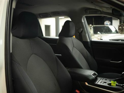 Used 2021 Toyota Highlander LE AWD/4WD image 16