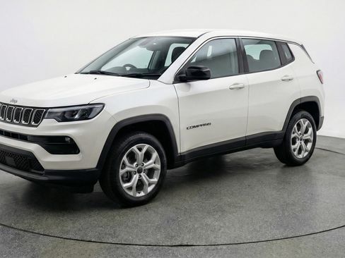 Used 2025 Jeep Compass Latitude AWD/4WD image 3