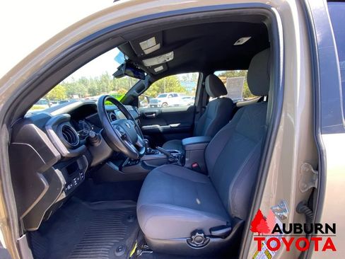 Used 2018 Toyota Tacoma TRD Sport AWD/4WD image 32