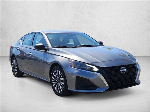 Used 2024 Nissan Altima 2.5 SV FWD image 2