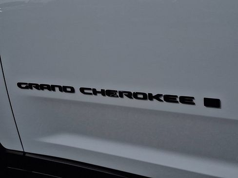 Used 2023 Jeep Grand Cherokee Altitude AWD/4WD image 33
