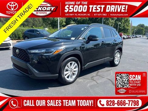 Used 2022 Toyota Corolla Cross LE AWD/4WD image 1