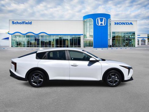 Used 2025 Kia K4 LXS image 2